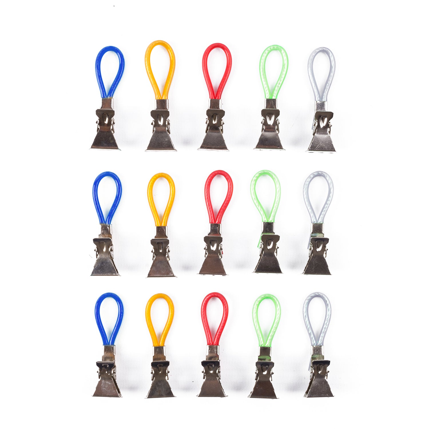 Fünfzehn farbige Handtuchhalter-Clips aus Metall mit gummierten Schlaufen in zwei Reihen gleichmäßig angeordnet auf weißem Hintergrund.