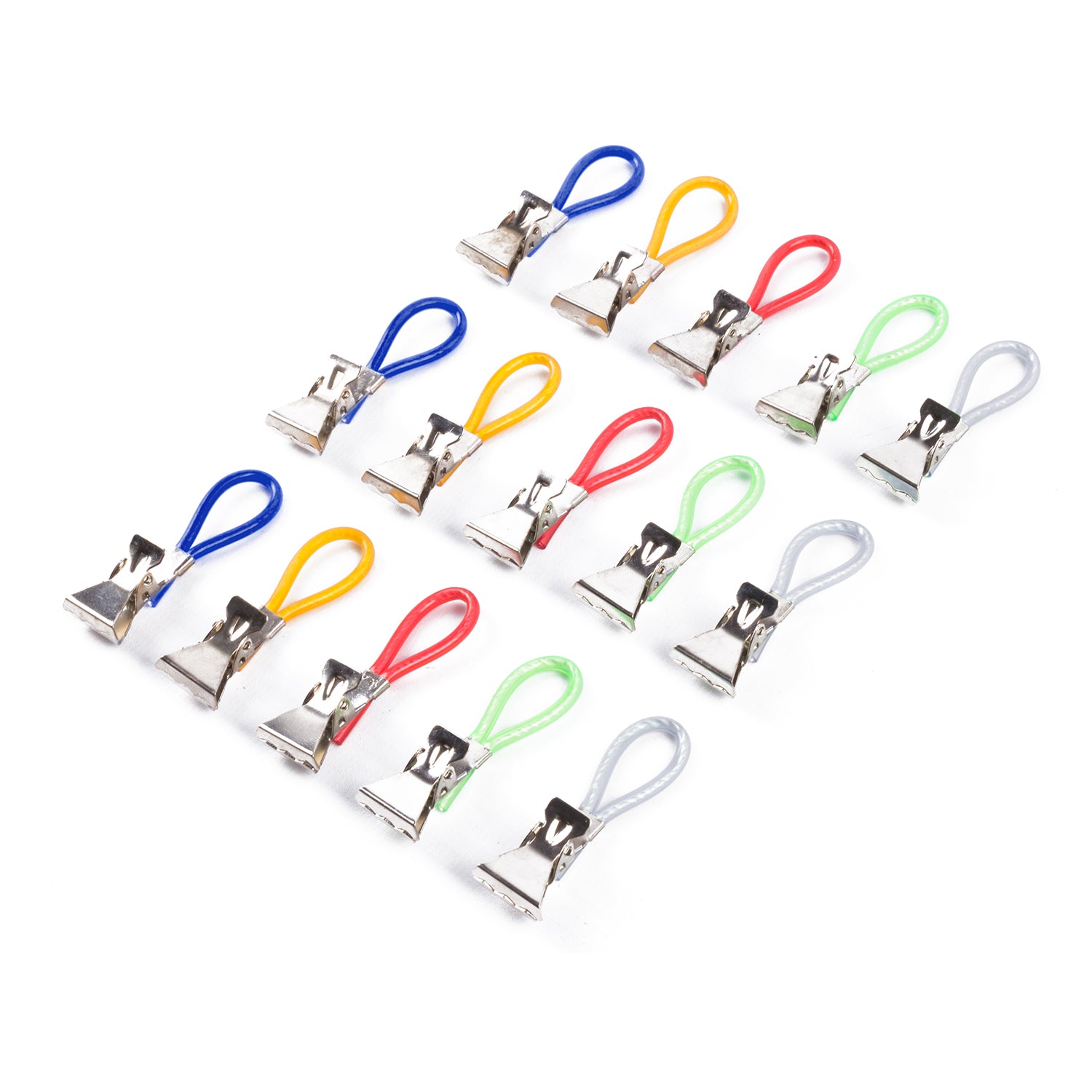 Fünfzehn Handtuchhalter-Clips aus Metall mit gummierten Schlaufen in Blau, Gelb, Rot, Grün und Grau, schräg angeordnet auf weißem Hintergrund.