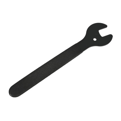 Schwarzer Metallschlüssel mit flachem Griff und offenem Maulkopf mit rundem Loch in der Mitte, schräg auf weißem Hintergrund liegend.