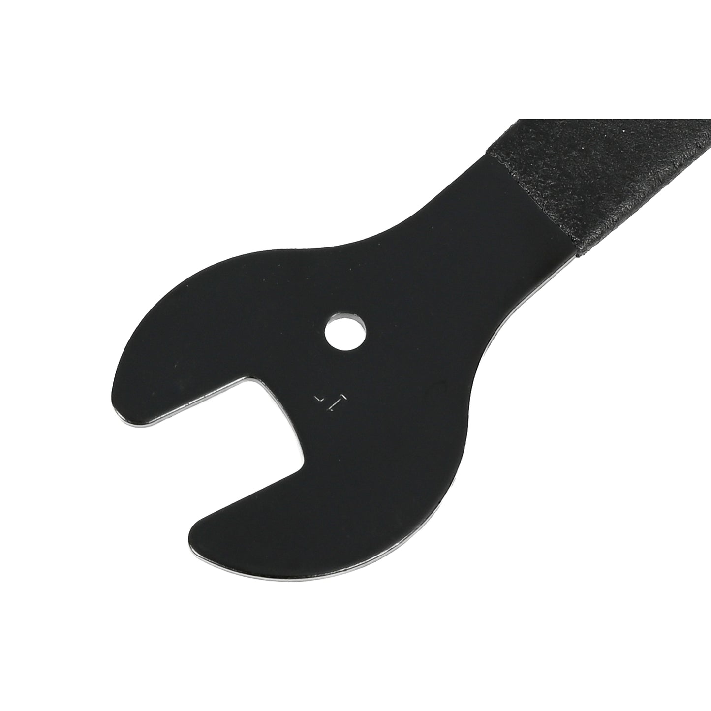 Nahaufnahme des schwarzen Maulkopfs eines Metallschlüssels mit offenem Ende und rundem Loch in der Mitte vor weißem Hintergrund.