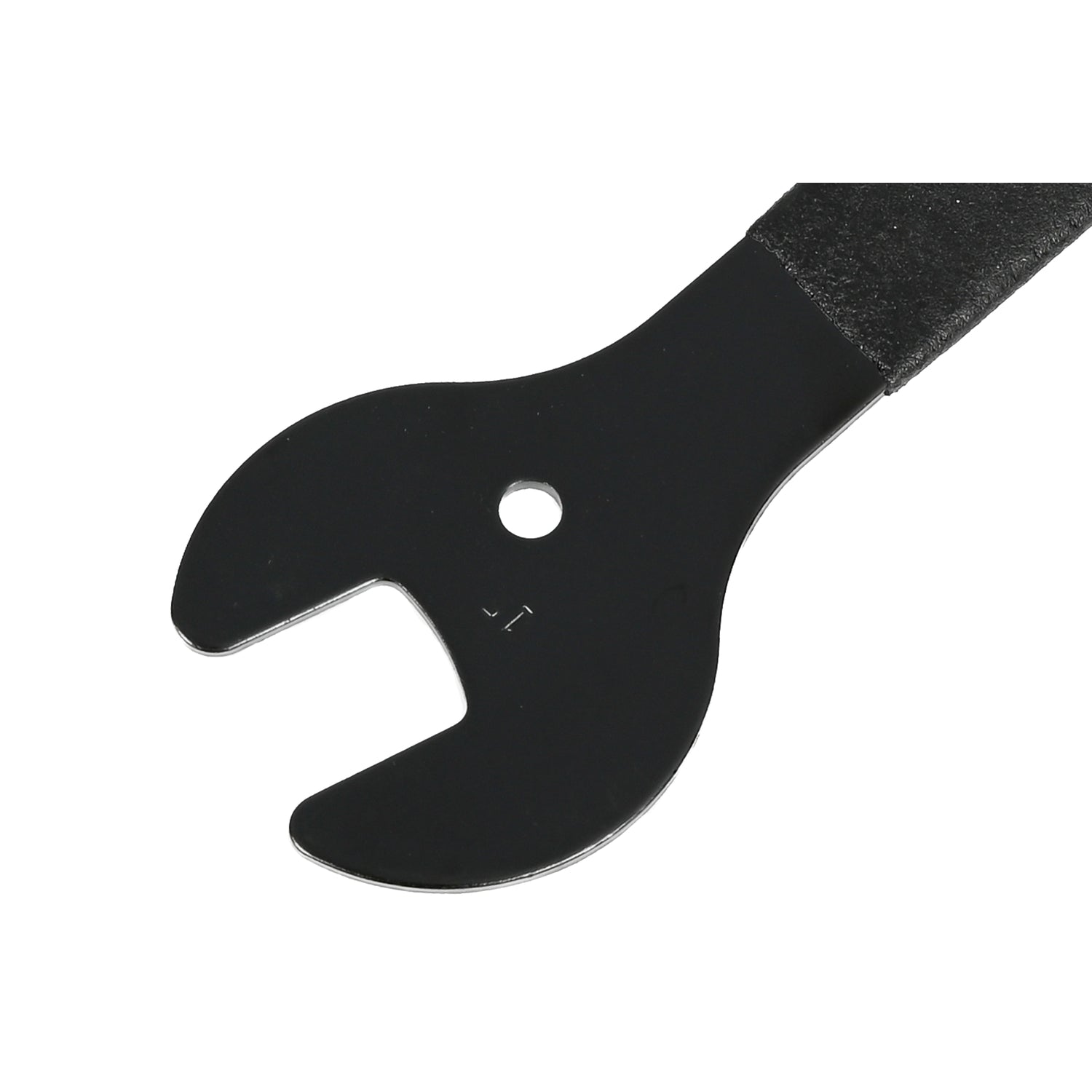 Nahaufnahme des schwarzen Maulkopfs eines Metallschlüssels mit offenem Ende und rundem Loch in der Mitte vor weißem Hintergrund.