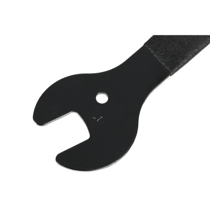 Nahaufnahme des schwarzen Maulkopfs eines Metallschlüssels mit offenem Ende und rundem Loch in der Mitte vor weißem Hintergrund.