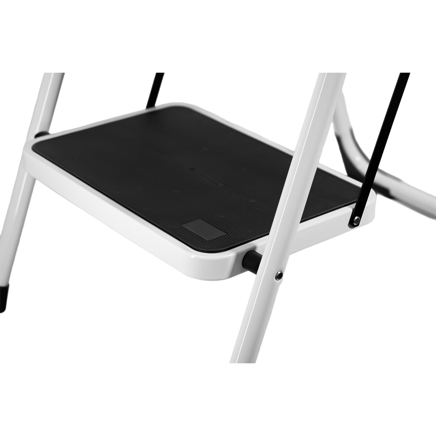 Detailaufnahme einer schwarzen Trittstufe der Leiter mit rutschfester Oberfläche und weißem Metallrahmen.