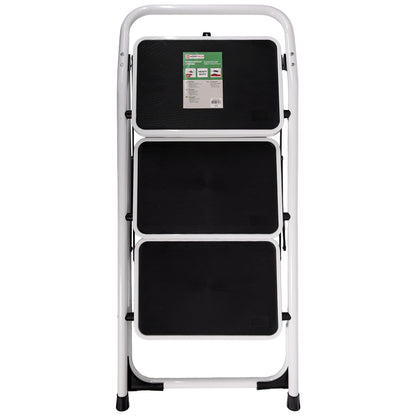 Zusammengeklappte dreistufige Leiter mit schwarzer Trittfläche und Produktetikett auf der obersten Stufe.