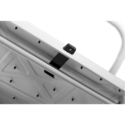 Detailaufnahme der Unterseite einer Leiterstufe mit sichtbarer Metallschiene und Sicherungsmechanismus.