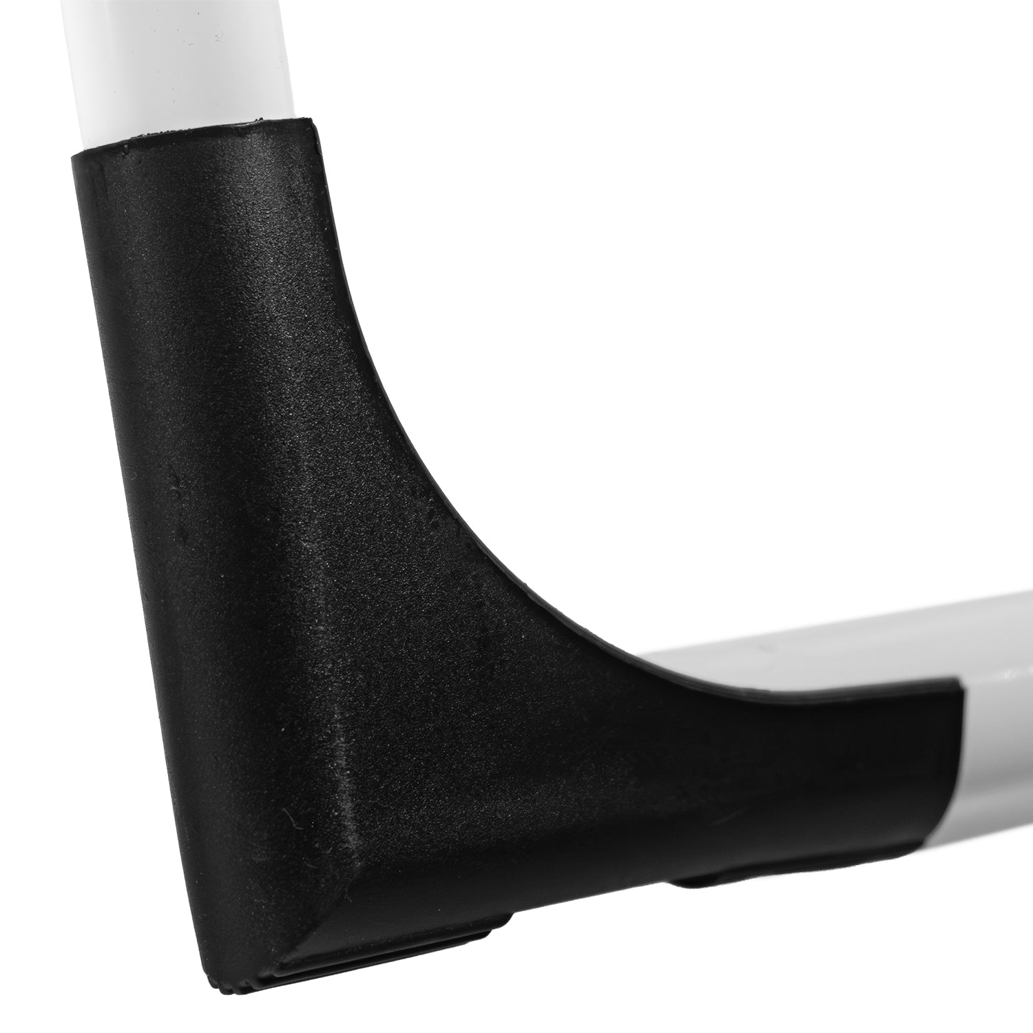 Nahaufnahme des unteren Eckbereichs der Leiter mit schwarzer Verstärkung am Gestell.