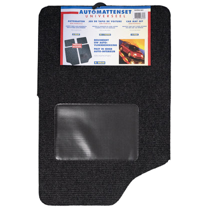 Vorderansicht einer Auto-Fußmatte mit Fersenverstärkung und Verpackungsetikett mit Produktinformationen und Fahrzeugabbildung.