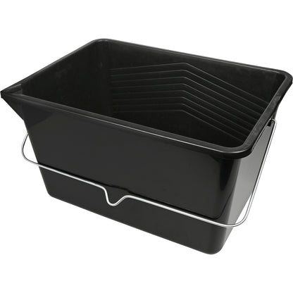 Schwarze rechteckige Farbwanne aus Kunststoff mit integriertem Metallbügelgriff und geriffeltem Abstreifbereich im Inneren.