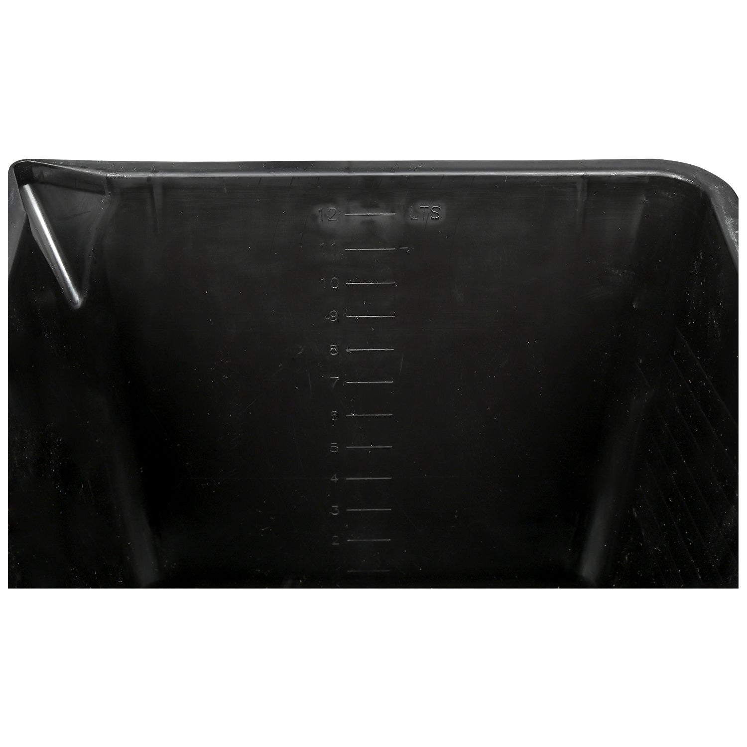Innenansicht der schwarzen Farbwanne mit eingeprägter Füllstandsanzeige in Litern von 2 bis 12.