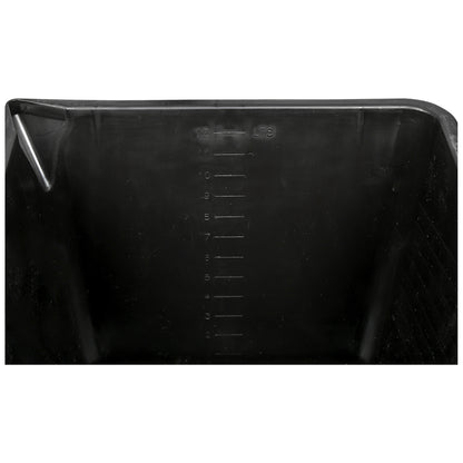 Innenansicht der schwarzen Farbwanne mit eingeprägter Füllstandsanzeige in Litern von 2 bis 12.