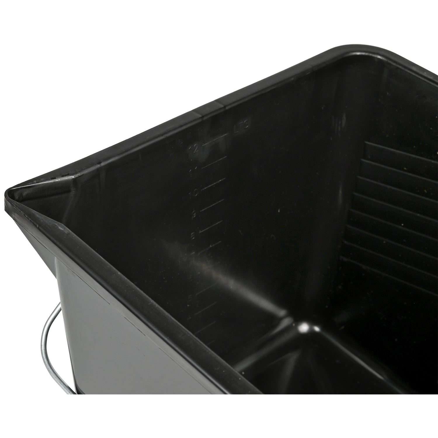 Teilansicht der Farbwanne von schräg oben mit sichtbarer Füllstandsanzeige und glatten Innenflächen.