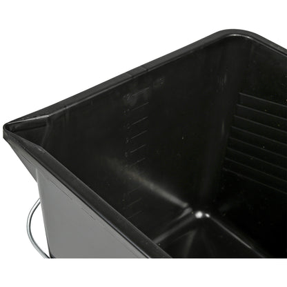 Teilansicht der Farbwanne von schräg oben mit sichtbarer Füllstandsanzeige und glatten Innenflächen.