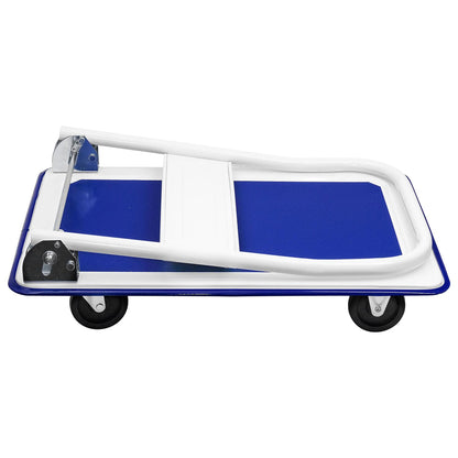 Plattformwagen mit blauer Ladefläche und vier Rollen, vollständig zusammengeklappt mit flach liegendem Schiebebügel, freigestellt auf weißem Hintergrund.