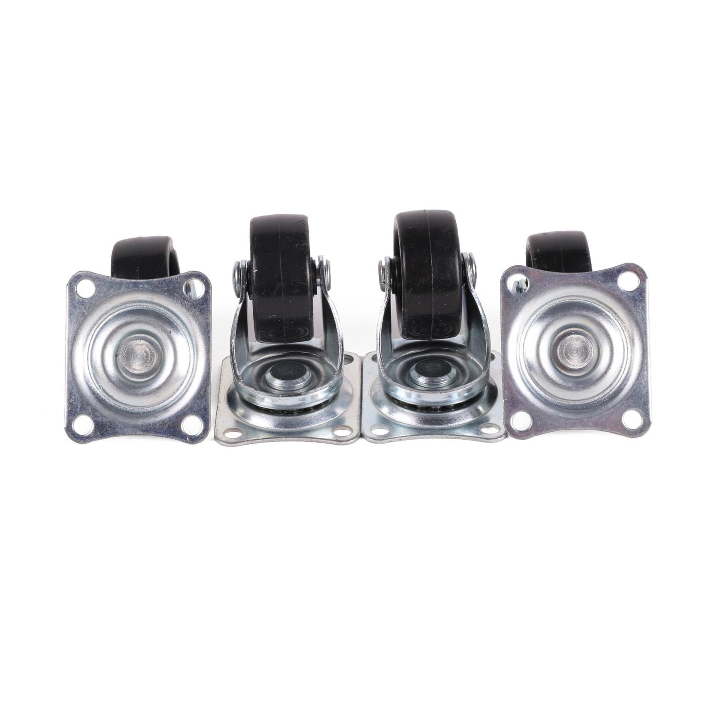 Vier schwarze Lenkrollen mit Metallgehäuse. Zwei Rollen sind von vorne sichtbar montiert, die anderen beiden sind umgedreht und zeigen die quadratischen Montageplatten mit je vier ovalen Löchern. Der Hintergrund ist weiß
