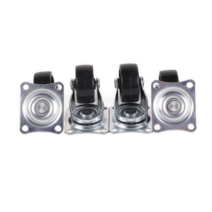 Vier schwarze Lenkrollen mit Metallgehäuse. Zwei Rollen sind von vorne sichtbar montiert, die anderen beiden sind umgedreht und zeigen die quadratischen Montageplatten mit je vier ovalen Löchern. Der Hintergrund ist weiß