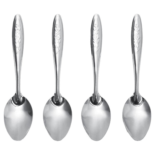 Vier silberne Teelöffel mit floralem Muster am Griff, gerade nebeneinander angeordnet auf weißem Hintergrund.