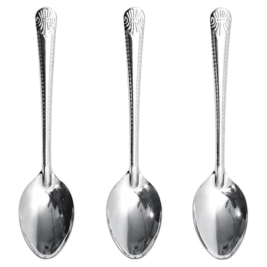 Drei silberfarbene Esslöffel mit ovaler Laffe und dekoriertem Griff, nebeneinander angeordnet vor weißem Hintergrund.