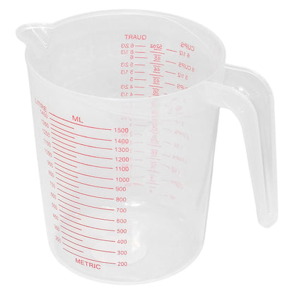 Transparenter Messbecher aus Kunststoff mit Ausguss, Griff und roter Milliliter-Skala bis 1500 ml auf weißem Hintergrund.