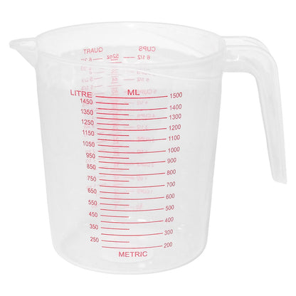 Transparenter Kunststoff-Messbecher mit Griff, Ausguss und gut sichtbarer roter Messskala in Millilitern und Litern bis 1,5 Liter, freigestellt auf weißem Hintergrund.