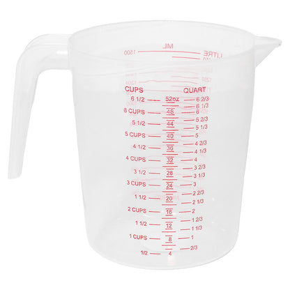 Transparenter Messbecher mit roter Skala für Cups, Quart und Milliliter sowie Ausguss und Griff, freigestellt auf weißem Hintergrund.