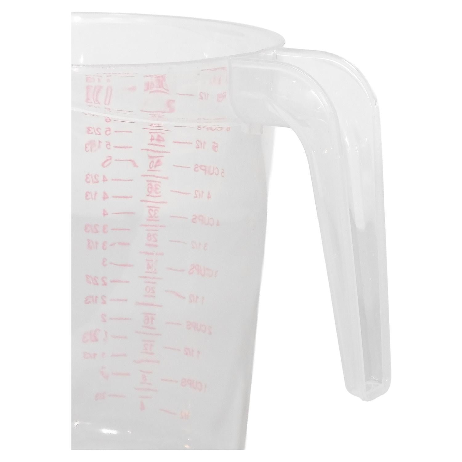 Detailansicht des transparenten Kunststoff-Messbechers mit ergonomischem Griff und roter Messskala im Hintergrund, auf weißem Hintergrund.