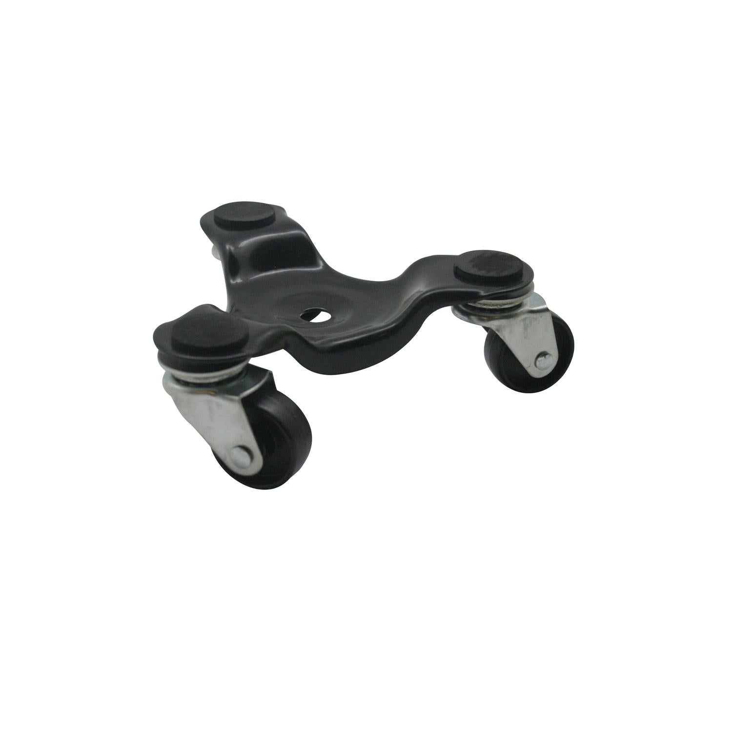 Schwarze, dreibeinige Möbelroller-Platte aus Metall mit drei montierten drehbaren Rollen. Die Rollen bestehen aus schwarzem Kunststoff und sind jeweils in silbernen Metallschwenkgehäusen befestigt. Die gewölbte, asymmetrisch geformte Trägerplatte hat drei gummierte Auflageflächen und eine zentrale Öffnung, vermutlich zur Fixierung oder zur Gewichtsverteilung. Das Objekt steht auf allen drei Rollen, die nach außen geneigt sind, auf weißem Hintergrund