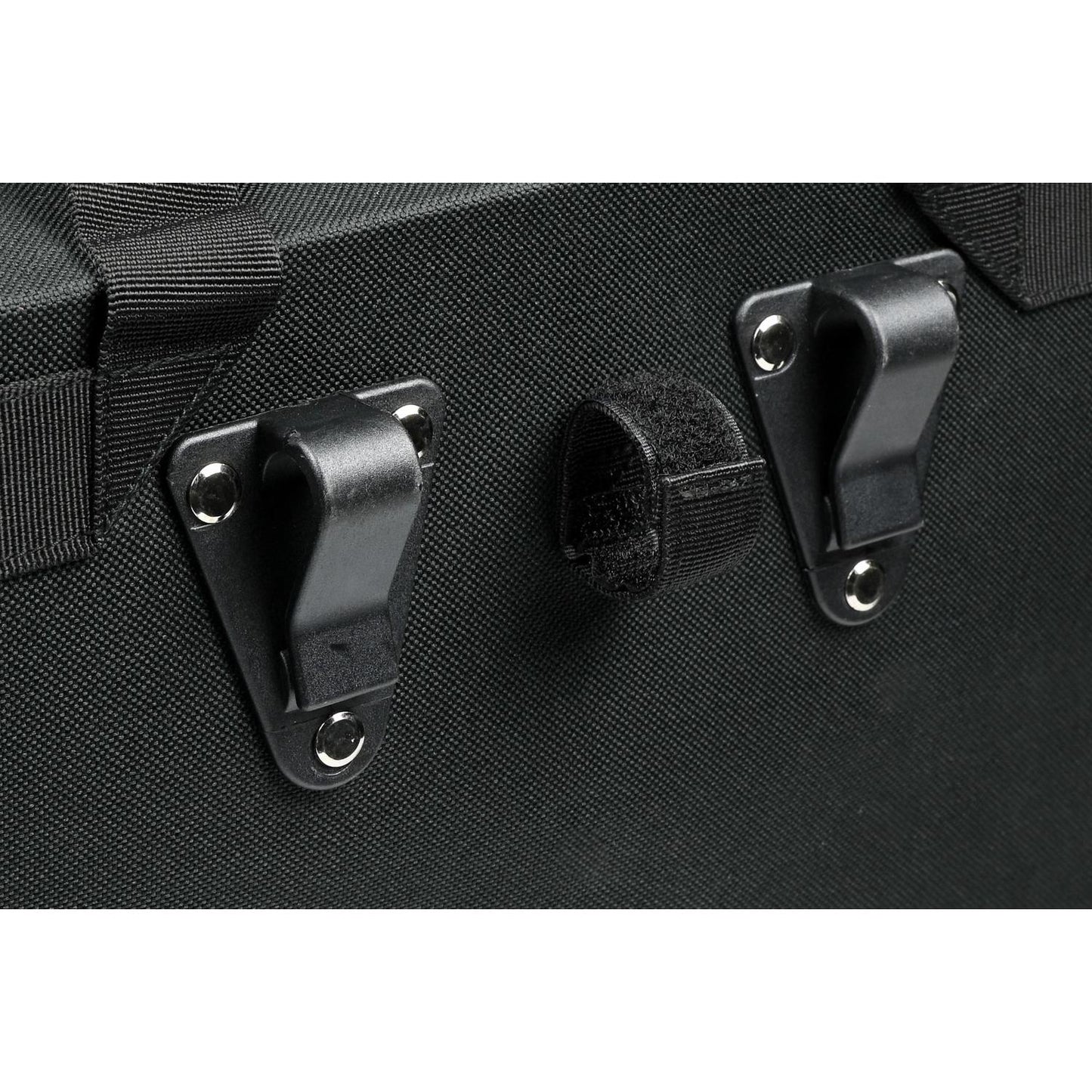 Nahaufnahme der Rückseite einer schwarzen Fahrradtasche mit zwei stabilen Kunststoffhaken und mittigem Klettband zur Befestigung am Gepäckträger.
