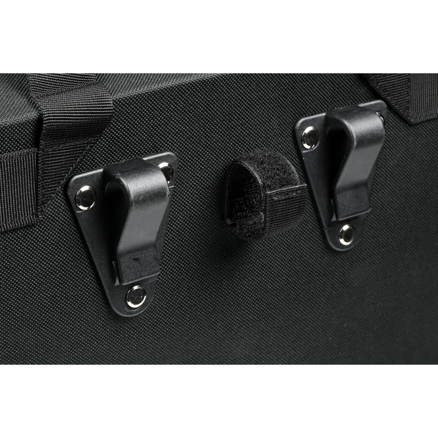 Nahaufnahme der Rückseite einer schwarzen Fahrradtasche mit zwei stabilen Kunststoffhaken und mittigem Klettband zur Befestigung am Gepäckträger.