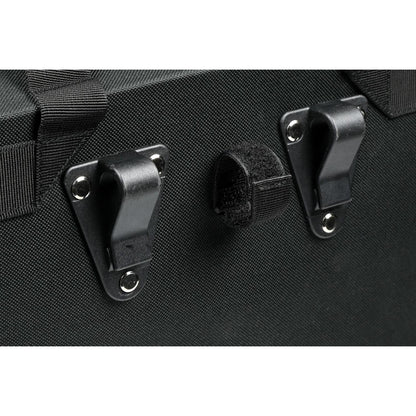 Nahaufnahme der Rückseite einer schwarzen Fahrradtasche mit zwei stabilen Kunststoffhaken und mittigem Klettband zur Befestigung am Gepäckträger.