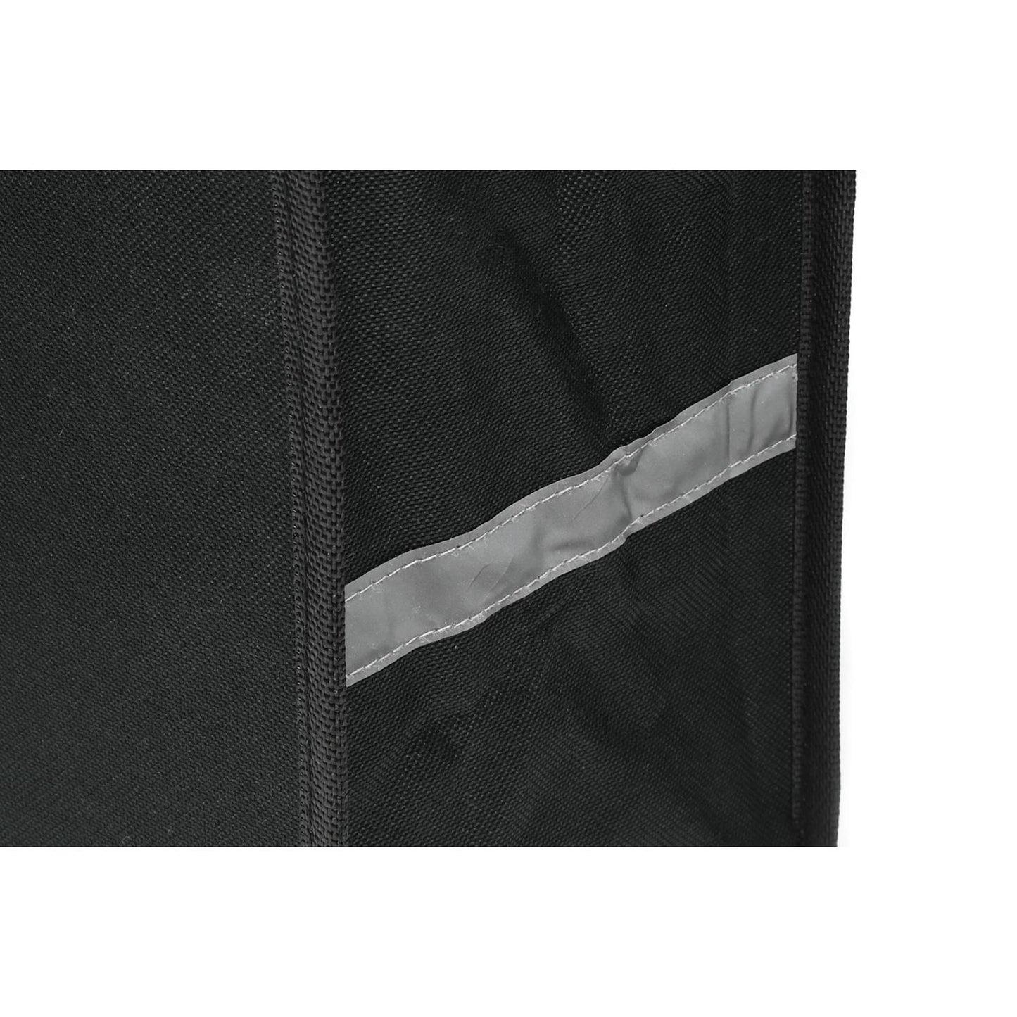 Seitliche Detailaufnahme der Fahrradtasche mit schmalem grauem Reflektorstreifen auf schwarzem Stoffmaterial.