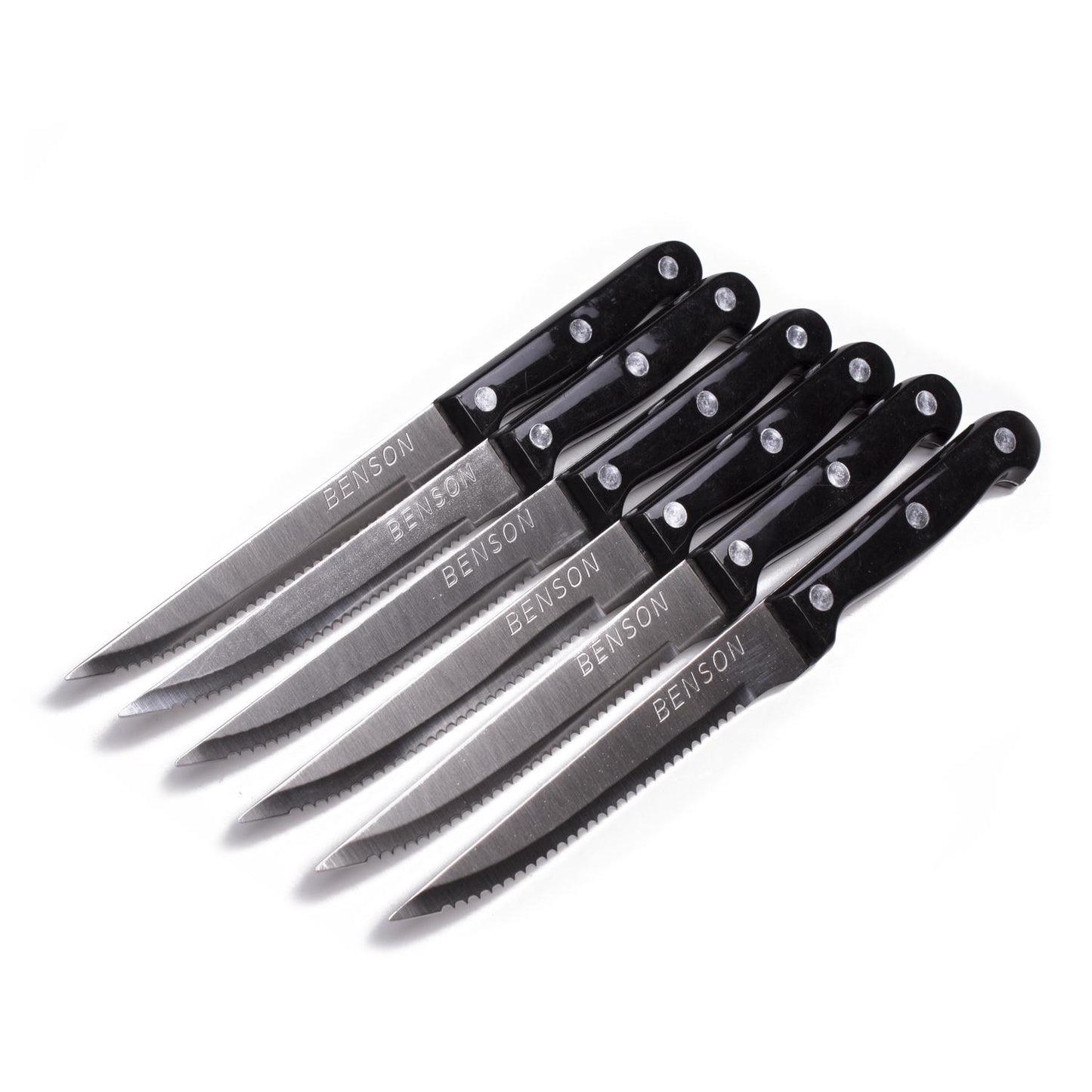 Sechs gezahnte Edelstahlmesser mit schwarzen Griffen leicht fächerförmig nebeneinandergelegt, Klingen mit Gravur „BENSON“.