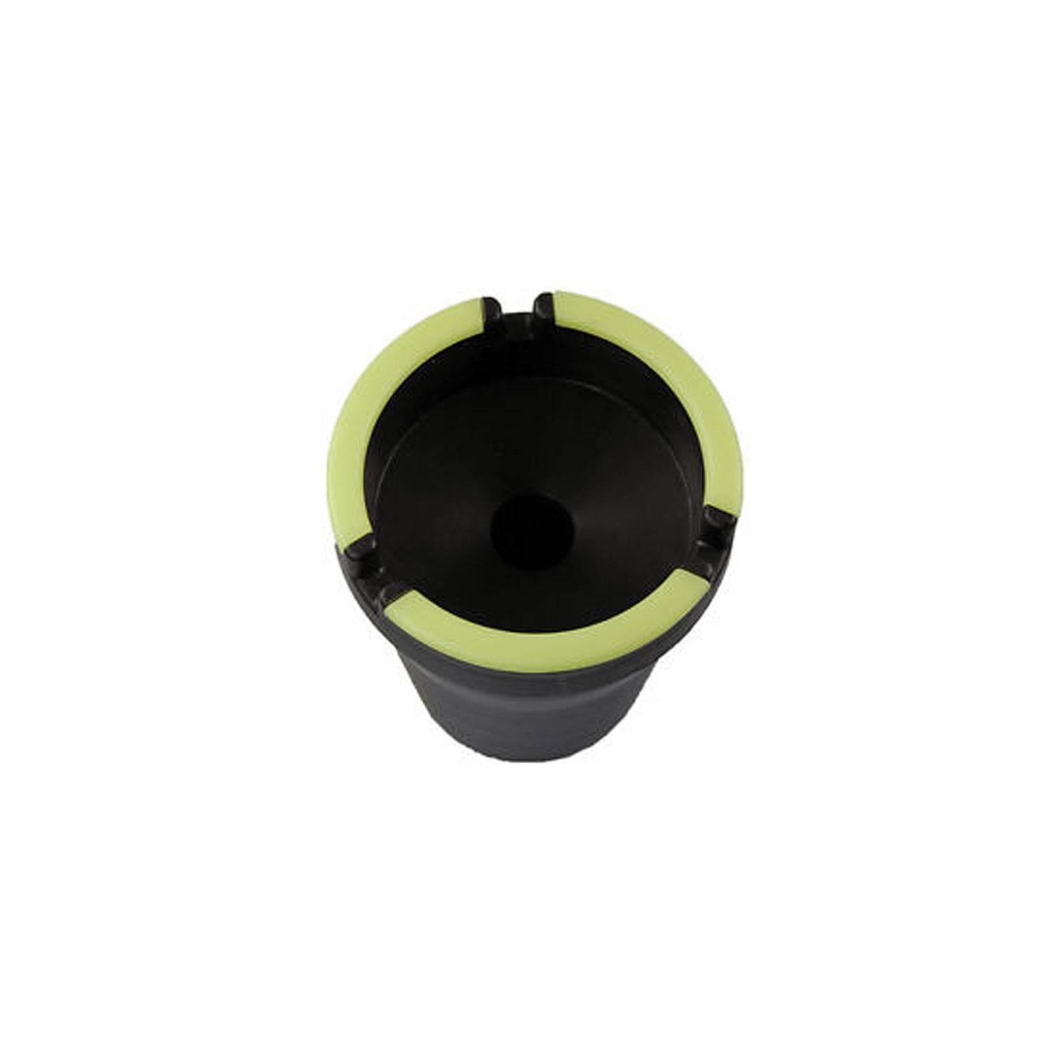 Schwarzer Aschenbecher in Becherform mit drei Kerben am Rand und einem leuchtend grünen Einsatzring, von oben fotografiert.