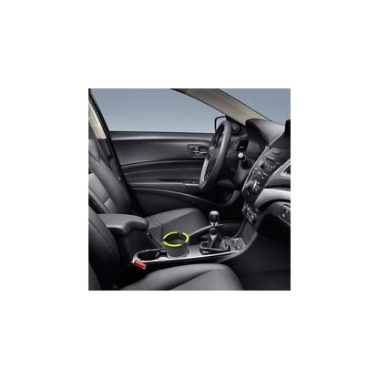 Schwarzer Autoaschenbecher mit grünem Rand in der Mittelkonsole eines Autos, zwischen Schalthebel und Armlehne platziert.