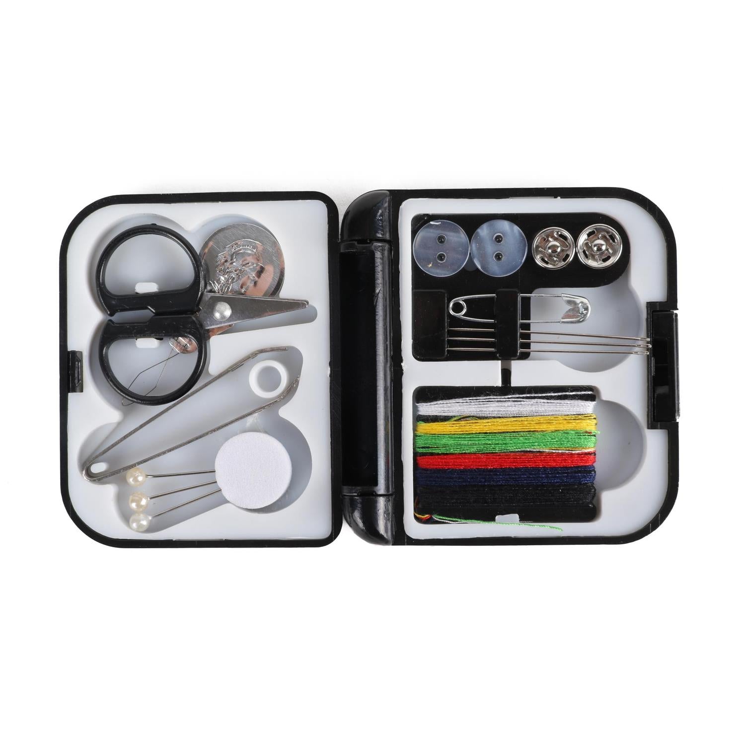 Aufgeklapptes Nähset in schwarzer Kunststoffbox mit Schere, Nadeln, Fäden in mehreren Farben, Knöpfen, Sicherheitsnadeln und Nadeleinfädler.